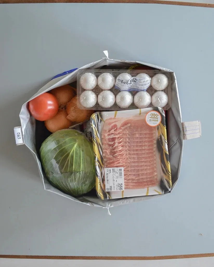 Self standing insulated bag at grocery checkout