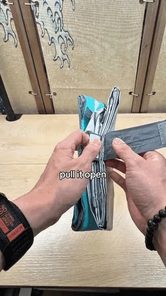 Insulated shopping bag with ice pack pocket