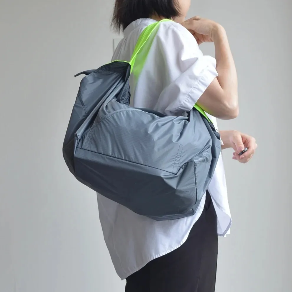 Self-standing insulated shopping bag